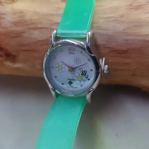 Bee's Watch - Picture 16 of 16